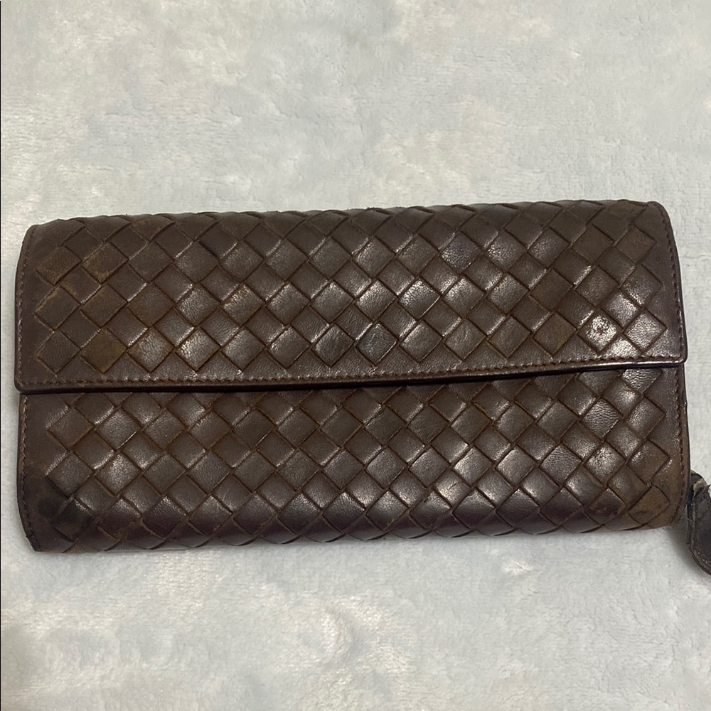 Bottega Veneta Brown Woven Wallet can be used as a crossbody with chain